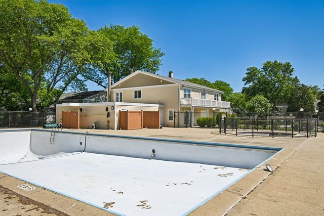 1302 Fall Court, Wheeling, IL 60090