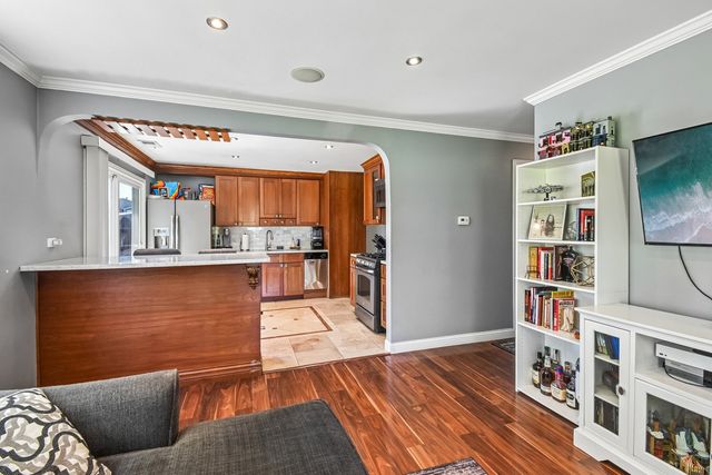 1302 Fall Court, Wheeling, IL 60090