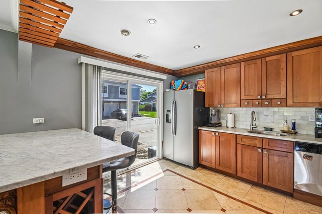 1302 Fall Court, Wheeling, IL 60090