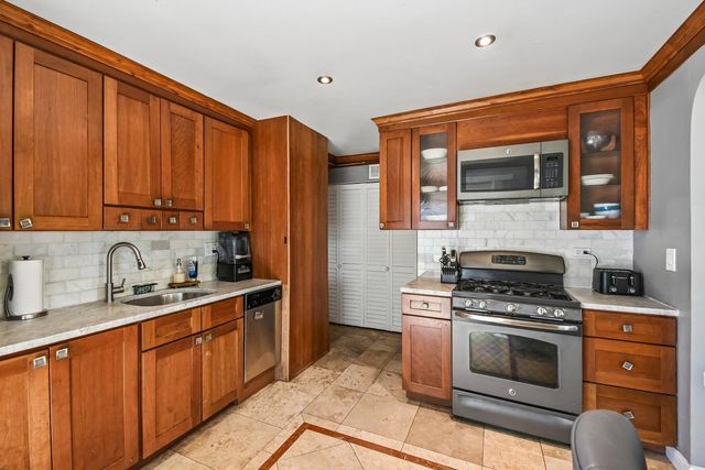 1302 Fall Court, Wheeling, IL 60090