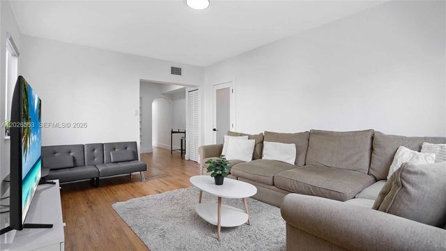 815 W 39, Miami Beach, FL 33140