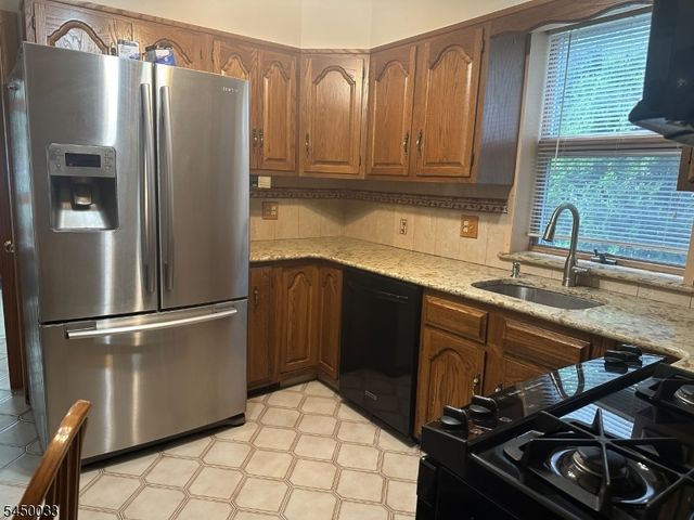 194 Glenwood Rd, Elizabeth City, NJ 07208