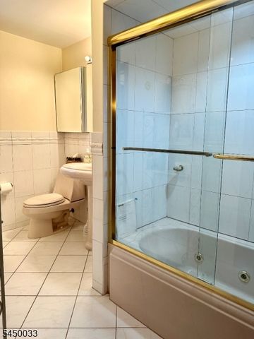 194 Glenwood Rd, Elizabeth City, NJ 07208
