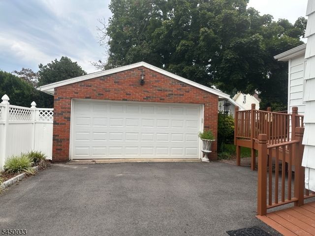 194 Glenwood Rd, Elizabeth City, NJ 07208