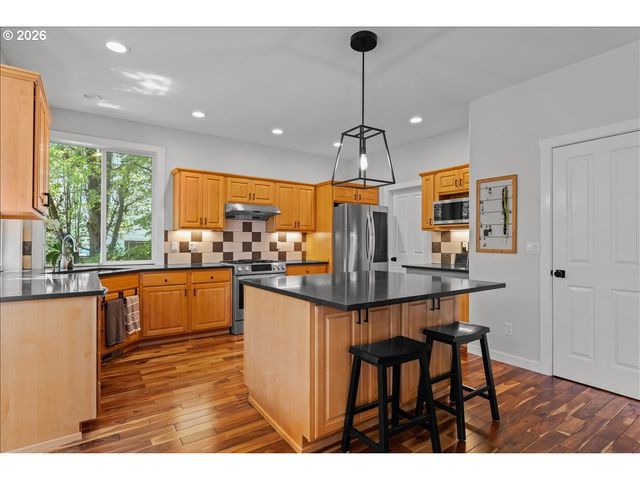 12996 Sw HAZELCREST Way, Portland, OR 97224