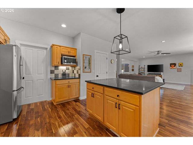 12996 Sw HAZELCREST Way, Portland, OR 97224