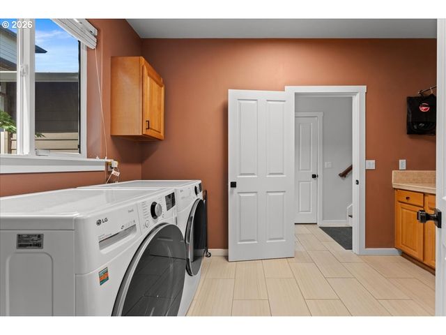 12996 Sw HAZELCREST Way, Portland, OR 97224