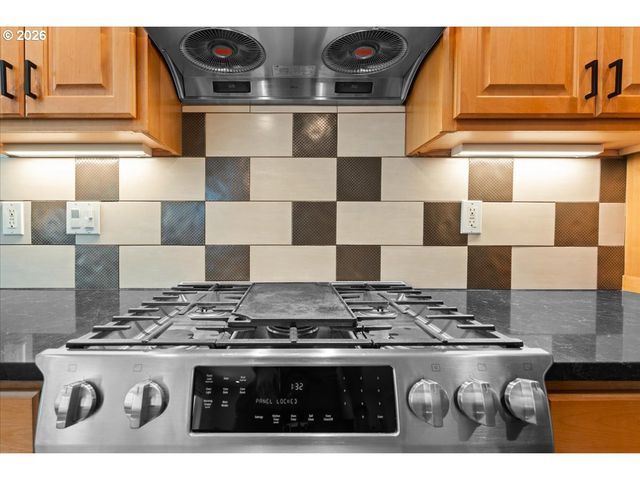 12996 Sw HAZELCREST Way, Portland, OR 97224