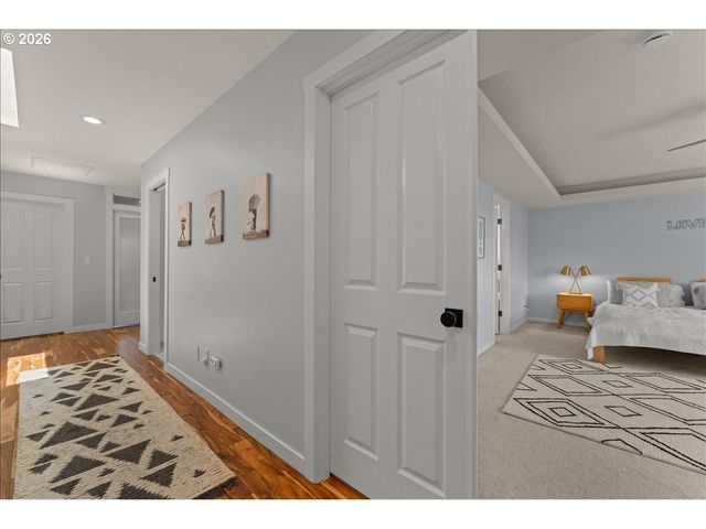 12996 Sw HAZELCREST Way, Portland, OR 97224