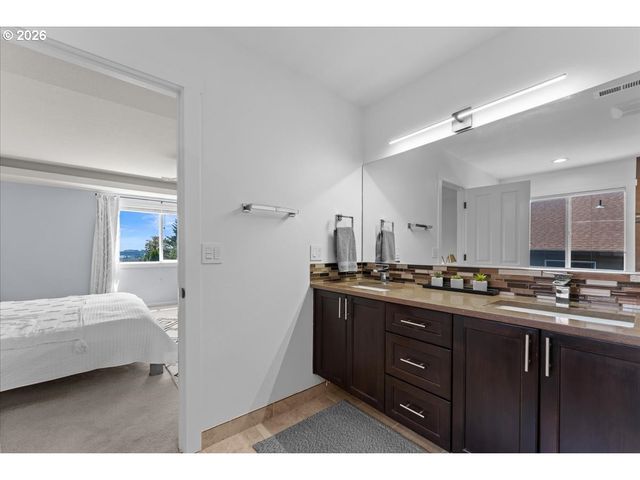 12996 Sw HAZELCREST Way, Portland, OR 97224