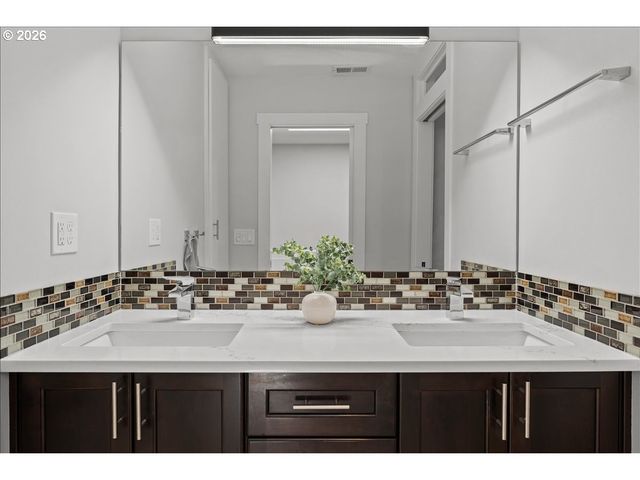 12996 Sw HAZELCREST Way, Portland, OR 97224