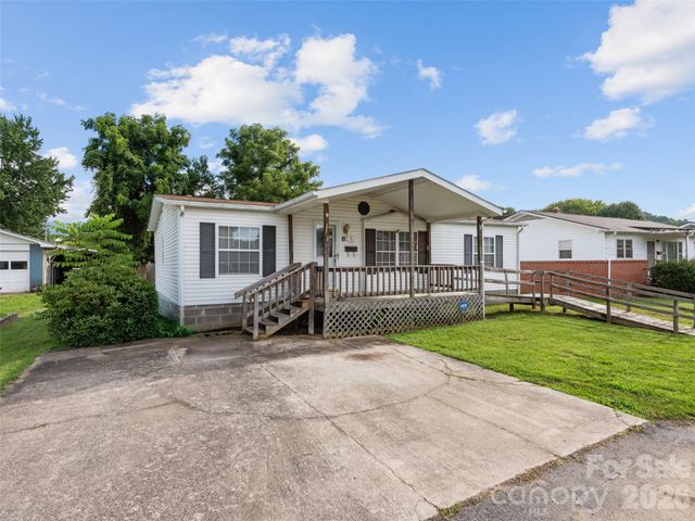 39 Spruce Street, Waynesville, NC 28786