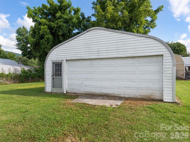 39 Spruce Street, Waynesville, NC 28786