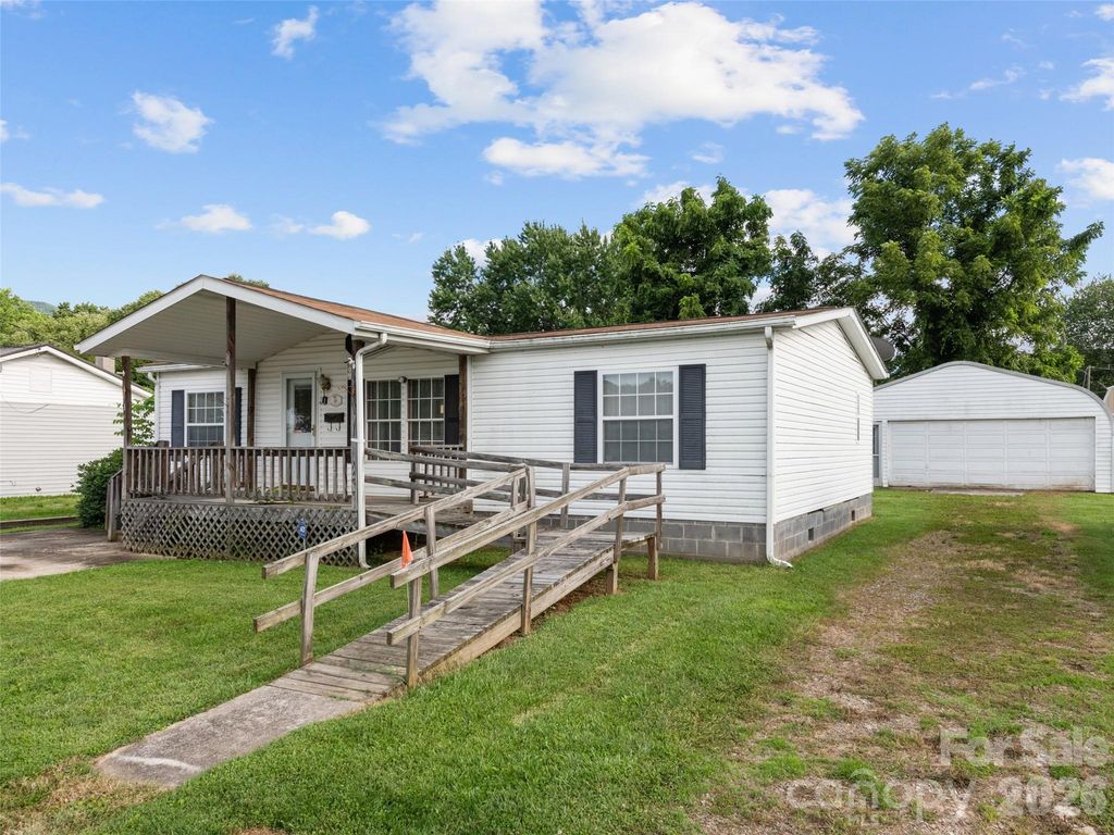 39 Spruce Street, Waynesville, NC 28786