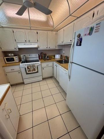 2649 NW 48th Terrace 433, Lauderdale Lakes, FL 33313