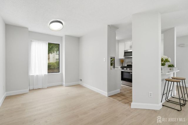 93 Gate House Lane, Edison, NJ 08820