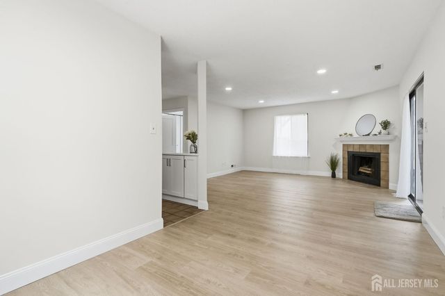 93 Gate House Lane, Edison, NJ 08820