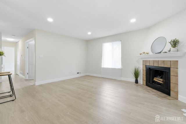 93 Gate House Lane, Edison, NJ 08820