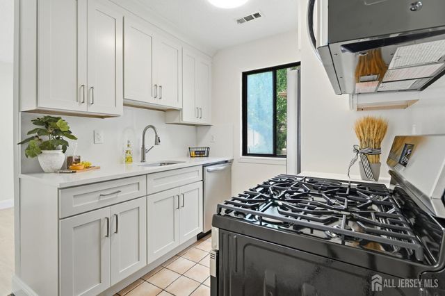 93 Gate House Lane, Edison, NJ 08820