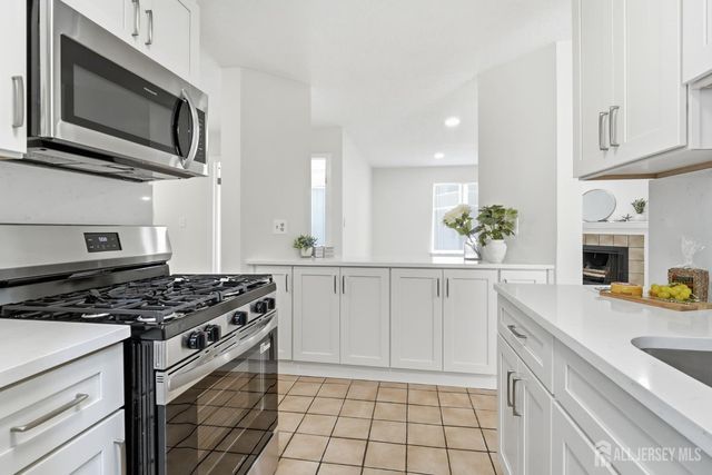 93 Gate House Lane, Edison, NJ 08820