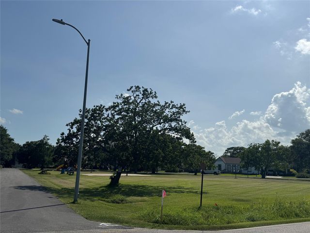 5002 Louise Street, Seabrook, TX 77586