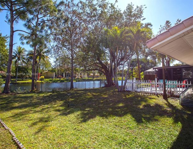 570 Royal Poinciana Ct, Weston, FL 33326