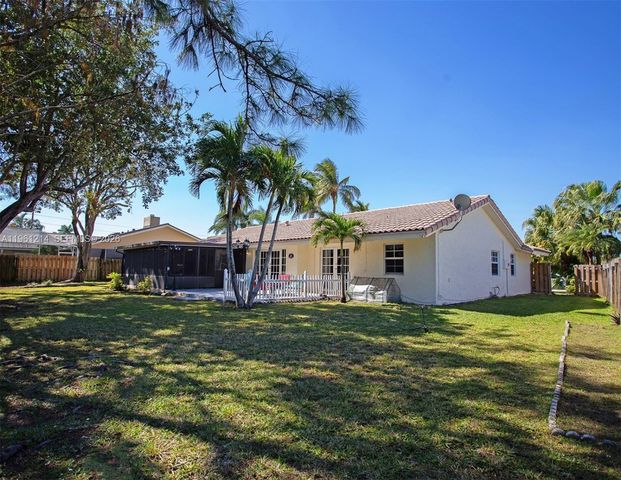 570 Royal Poinciana Ct, Weston, FL 33326