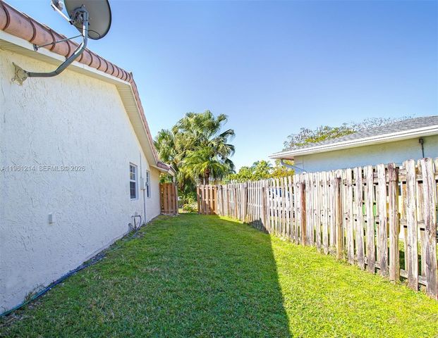570 Royal Poinciana Ct, Weston, FL 33326