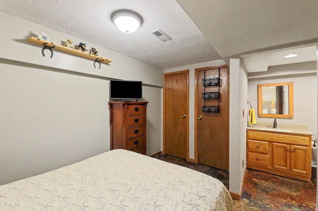 9809 S Laura St, Haysville, KS 67060