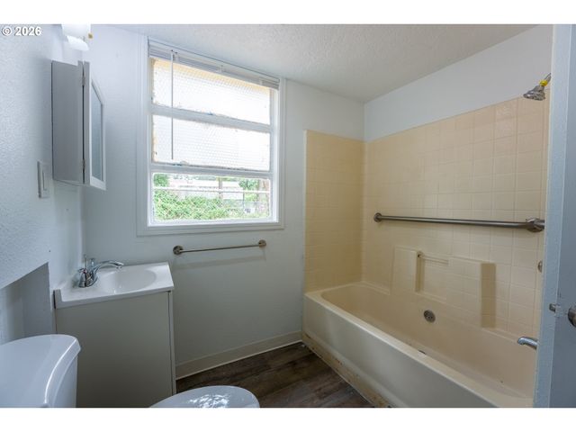 18427 Se YAMHILL St, Portland, OR 97233