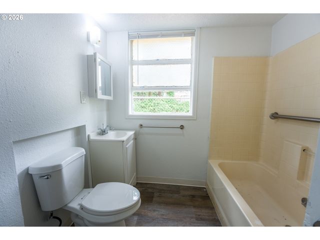 18427 Se YAMHILL St, Portland, OR 97233