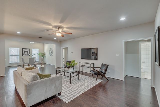 2705 McCart Avenue 205, Fort Worth, TX 76110