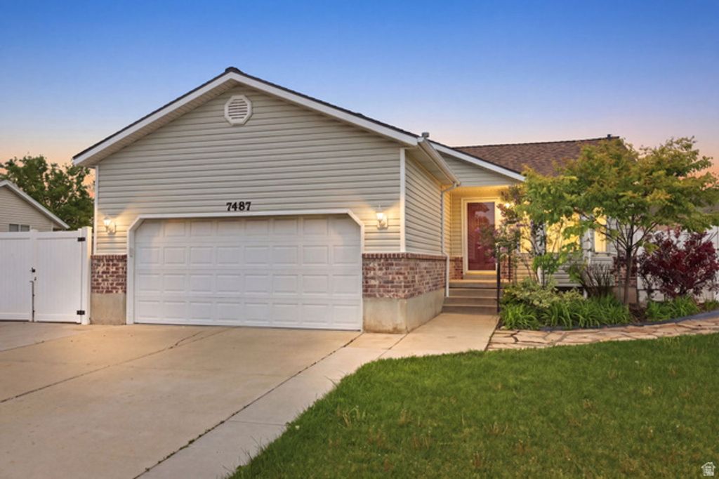 7487 W OLIVE BROOK DR, Magna, UT 84044