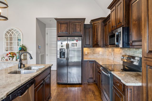 608 Southshore Pt, Mount Juliet, TN 37122