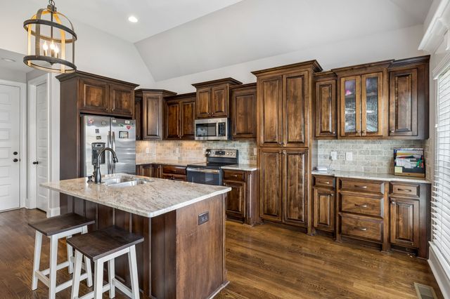 608 Southshore Pt, Mount Juliet, TN 37122