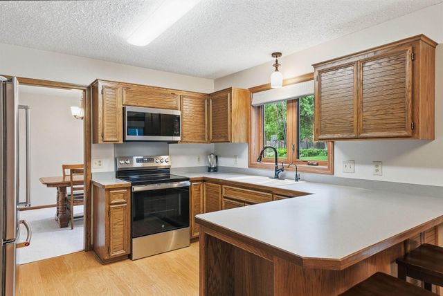 4085 Deerwood Trail, Eagan, MN 55122