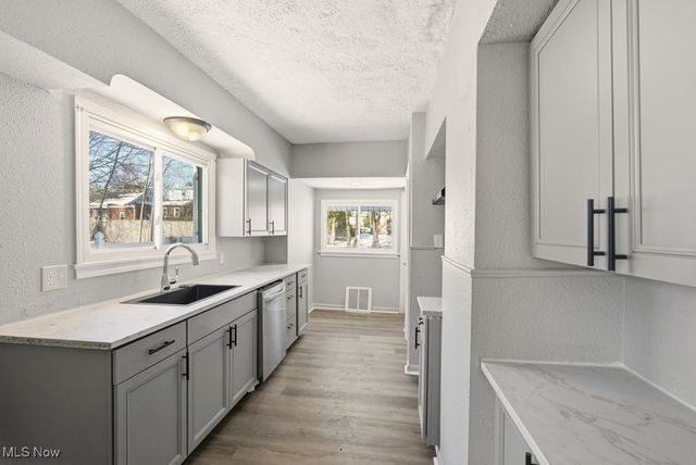 1581 Hillside Terrace, Akron, OH 44305