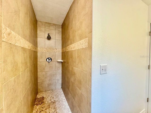 809 W HIAWATHA STREET, Tampa, FL 33604