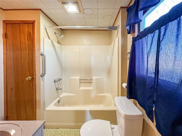 17263 Airport Rd, Conneaut Twp, PA 16424