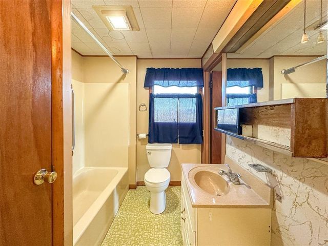 17263 Airport Rd, Conneaut Twp, PA 16424