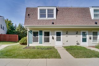 1883 Jamestown Circle, Hoffman Estates, IL 60169