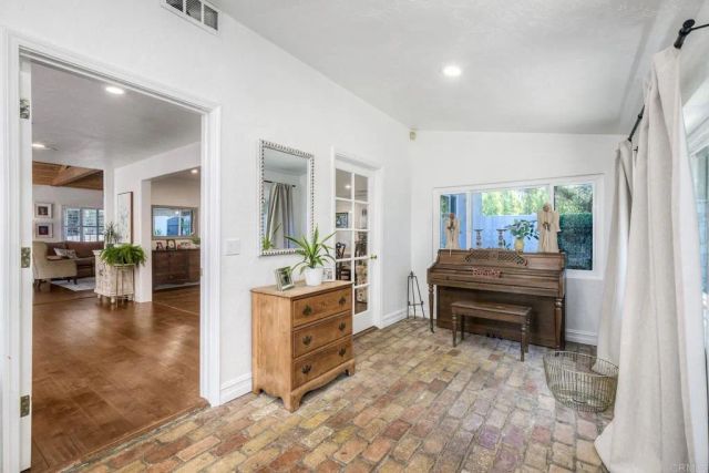 1143 Cypress Dr, Vista, CA 92084