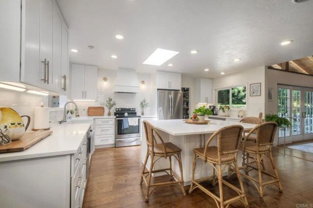 1143 Cypress Dr, Vista, CA 92084