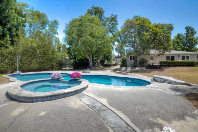 1143 Cypress Dr, Vista, CA 92084