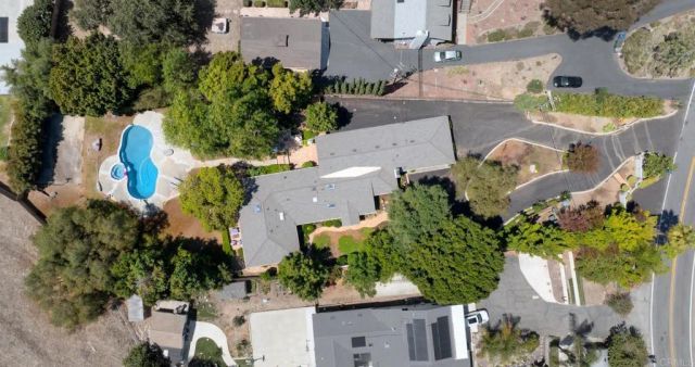 1143 Cypress Dr, Vista, CA 92084