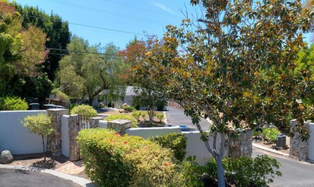 1143 Cypress Dr, Vista, CA 92084