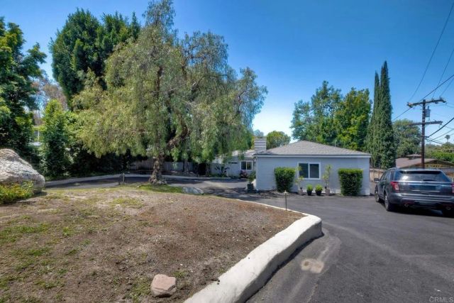 1143 Cypress Dr, Vista, CA 92084