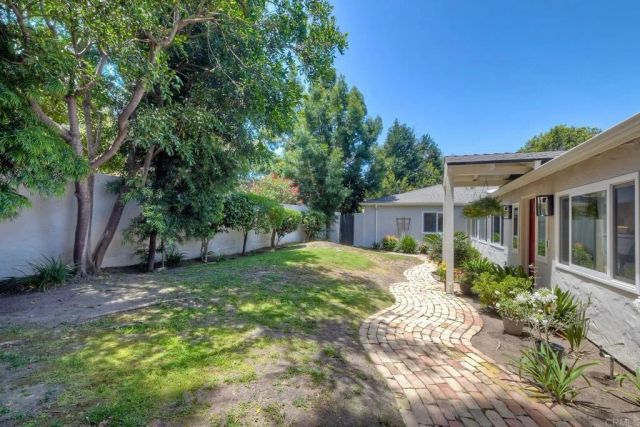 1143 Cypress Dr, Vista, CA 92084