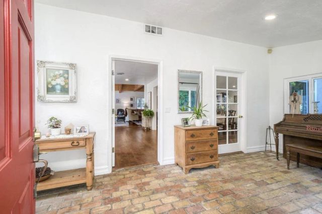1143 Cypress Dr, Vista, CA 92084