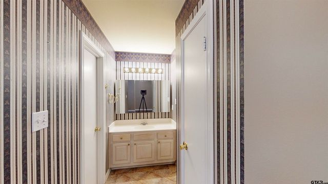 5401 Hollytree Dr #1002, Tyler, TX 75703